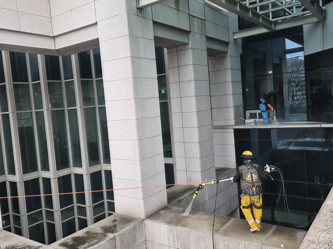 영도구 대평동1가 상가건물 옥상 파라펫 장비 주변 정밀 위생청소 사례 - 행진크린