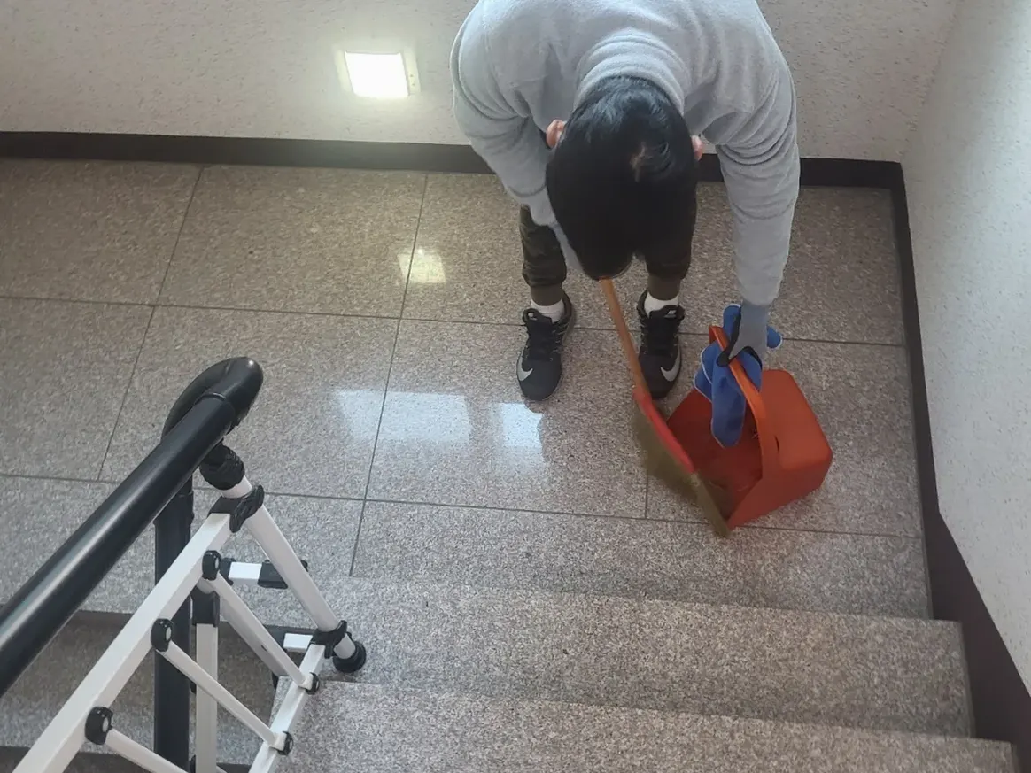 동래구 명장동 빌라 공동현관 장비 주변 정밀 위생청소 사례 - 행진크린
