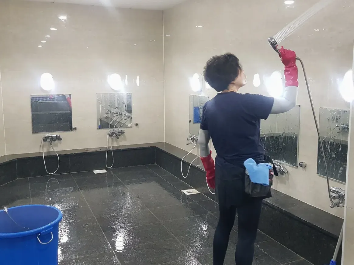 동구 범일동 목욕탕 탈의실·파우더룸 바닥 위생청소 사례 - 행진크린