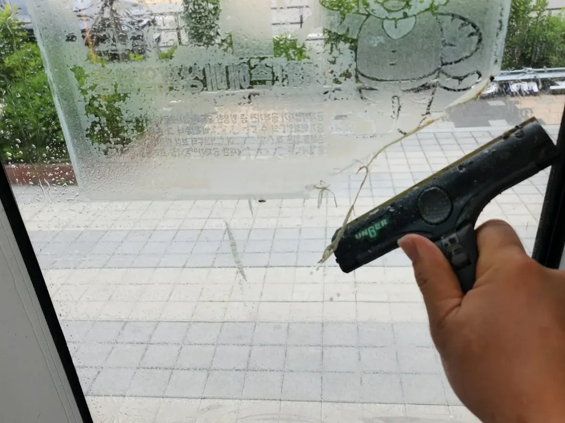 영도구 대평동1가 사무실 고층 외창 장비 주변 정밀 위생청소 사례 - 행진크린